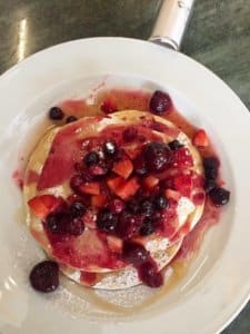 Philos στην Αθήνα pancakes με rasberry