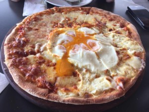 Uova πίτσα στο Il Barretto στα Σπάτα