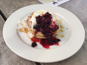 Pancakes με ανθότυρο, berries και μέλι στο Albion στο Ψυχικό