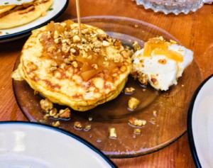 Pancakes Apple Pie στην Κόκκινη Σβούρα στο Χαλάνδρι