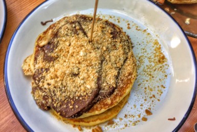 Pancakes με πραλίνα στην Κόκκινη Σβούρα στο Χαλάνδρι