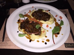 Μοσχαρίσια Μάγουλα με Πουρέ Πατάτας στο Ιταλικό Εστιατόριο Pausa στο Μαρούσι