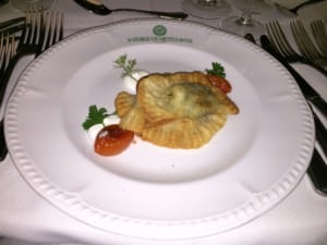 Χορτοπιτάκια με σάλτσα φέτας και ψητά ντοματίνια Sympossio