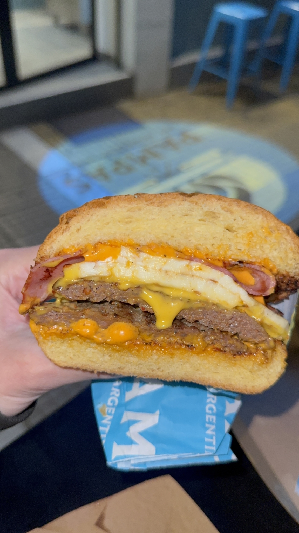 Smashito burger στο Pampas στο Παγκράτι με διπλό smash μπιφτέκι