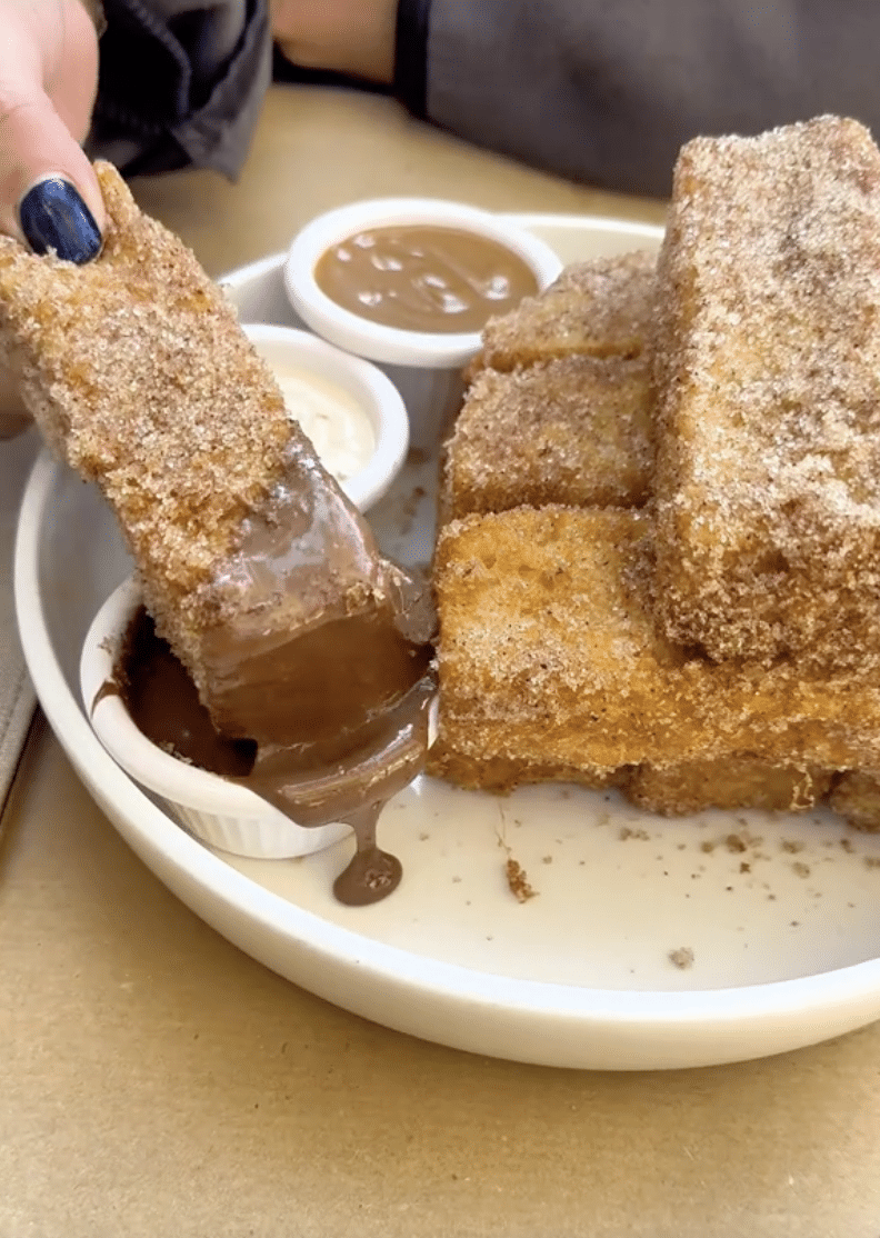 Jenga tower με αυγόφετες στο Peggy Sue στη Νέα Σμύρνη