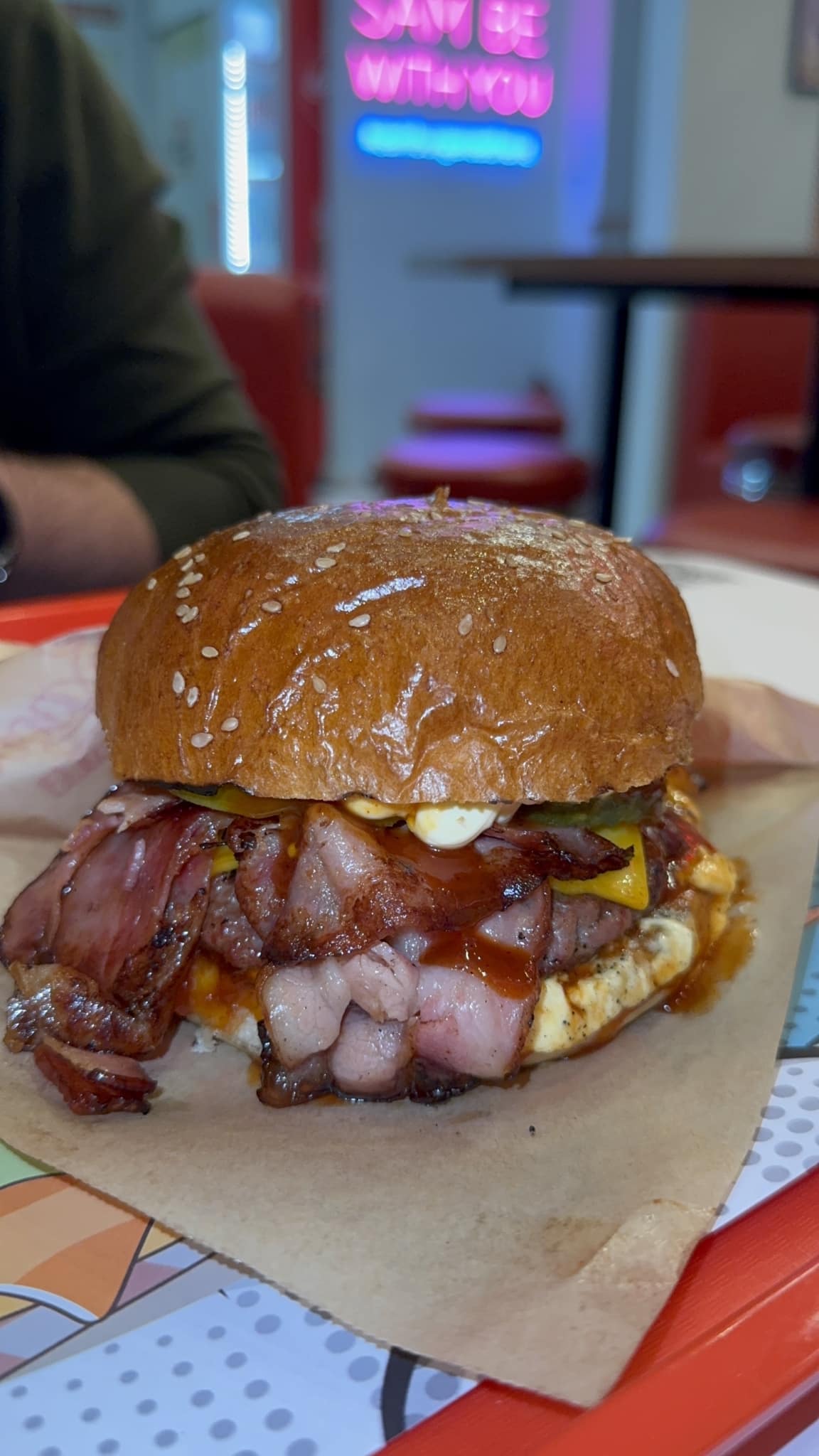 Sam Burgers στο Περιστέρι με ζουμερά burgers και brioche ψωμί