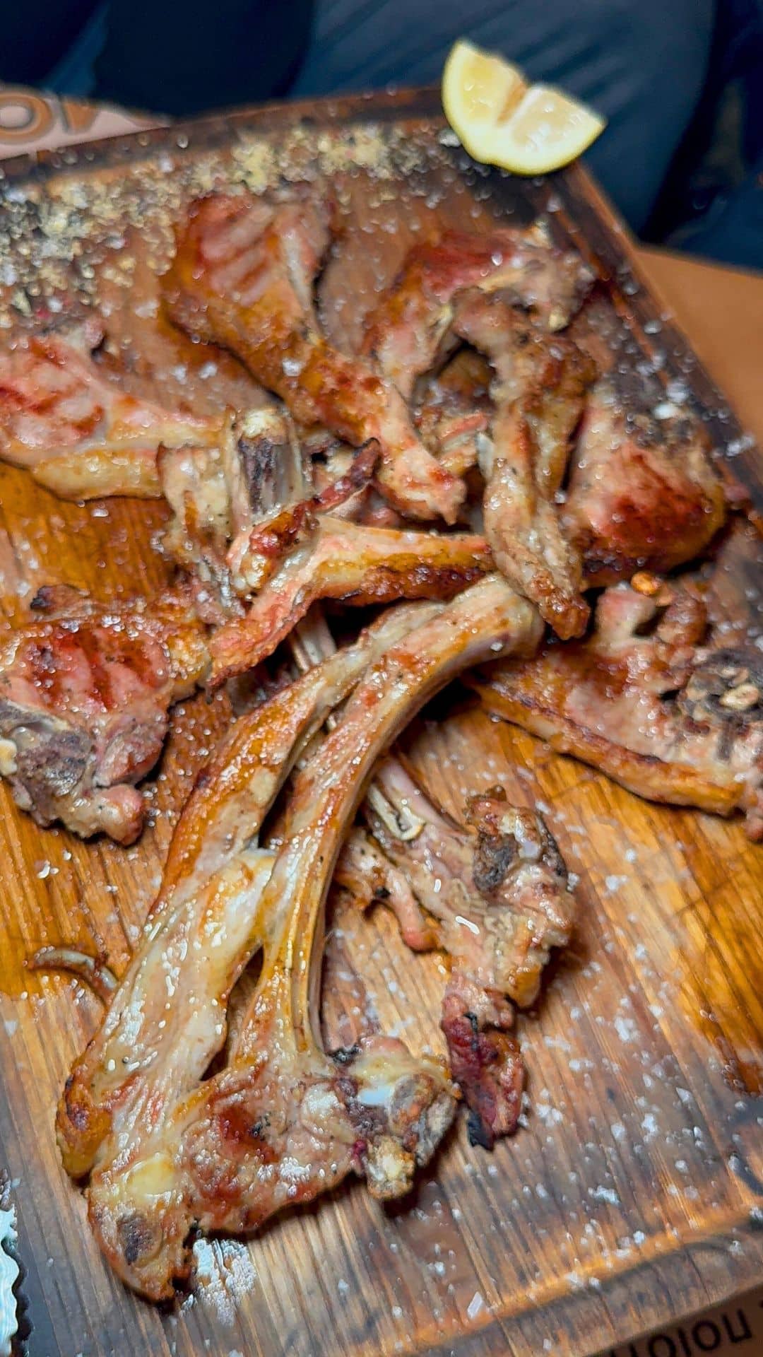 Αρνίσια παϊδάκια στο Μπαρμπαγιάννης Παλαιό Φάληρο