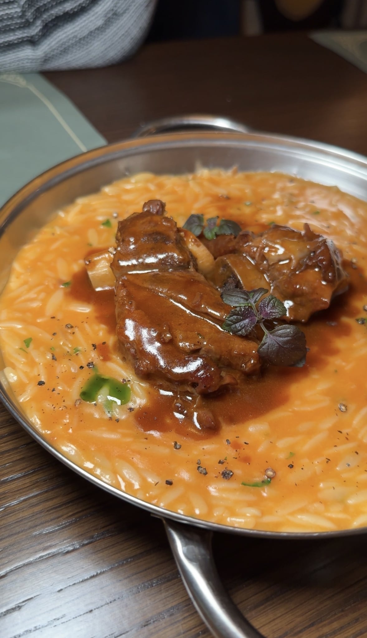 Μανεστράκι με μελωμένο μοσχαρίσιο σιδηρόδρομο στο Μαριγώ Πειραιάς.