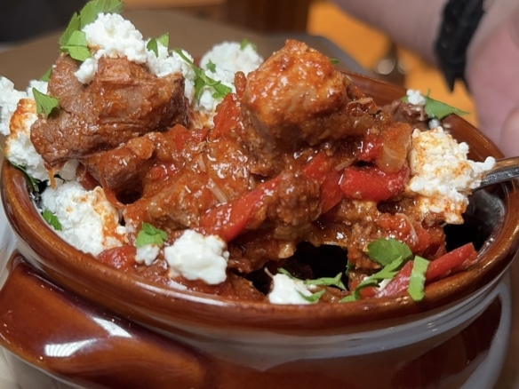 Μπεκρής μεζέ με χοιρινό και φέτα στο μεζεδοπωλείο Αντρίκος Φάληρο