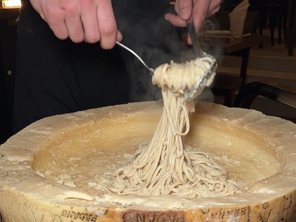 Pasta Alla Parmigiana σε κεφάλι τυριού Grana Padano στο Queen Elizabeth Μοσχάτο
