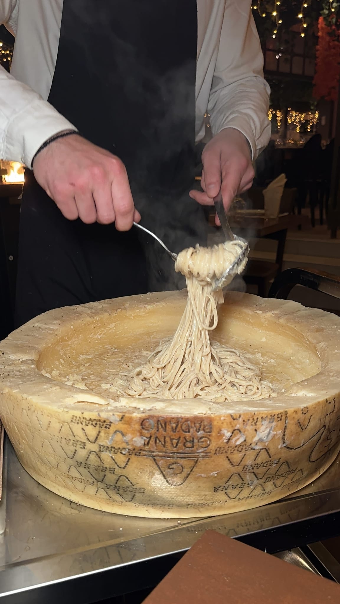 Pasta Alla Parmigiana σε κεφάλι τυριού Grana Padano στο Queen Elizabeth Μοσχάτο