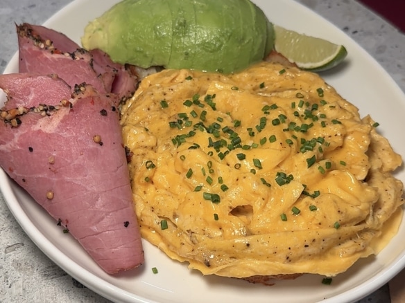 Scrambled eggs με παστράμι σε σχήμα τριαντάφυλλου στο Wanna Flirt Αθήνα