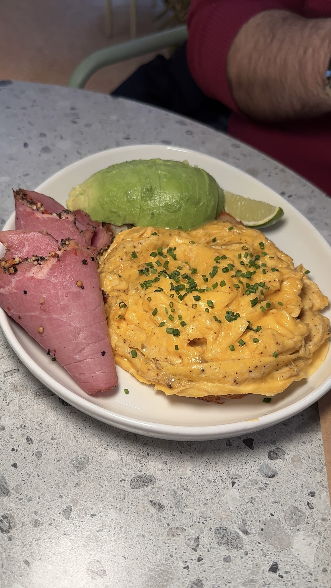 Scrambled eggs με παστράμι σε σχήμα τριαντάφυλλου στο Wanna Flirt Αθήνα