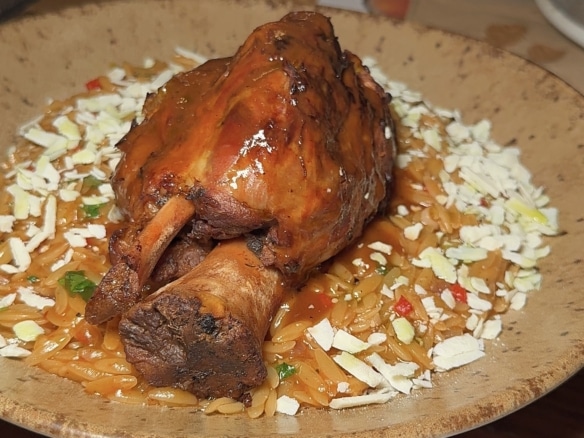 Σιγομαγειρεμένο χοιρινό κότσι με κριθαράκι και μυζήθρα στο Το Φιξάκι Ηράκλειο