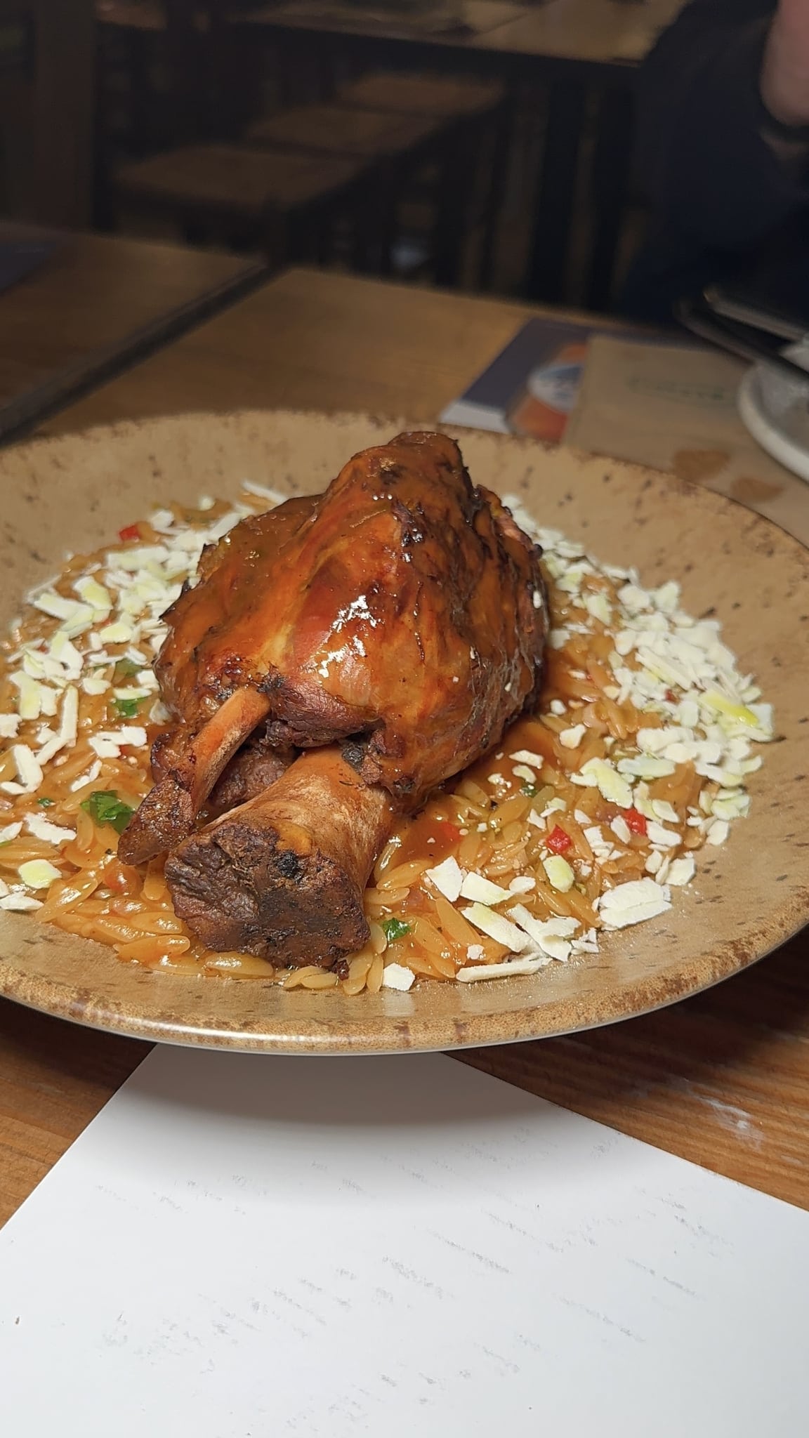 Σιγομαγειρεμένο χοιρινό κότσι με κριθαράκι και μυζήθρα στο Το Φιξάκι Ηράκλειο