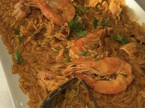 Κριθαρότο θαλασσινών με γαρίδες και μύδια στο Θαλασσοπόρος Άγιοι Ανάργυροι