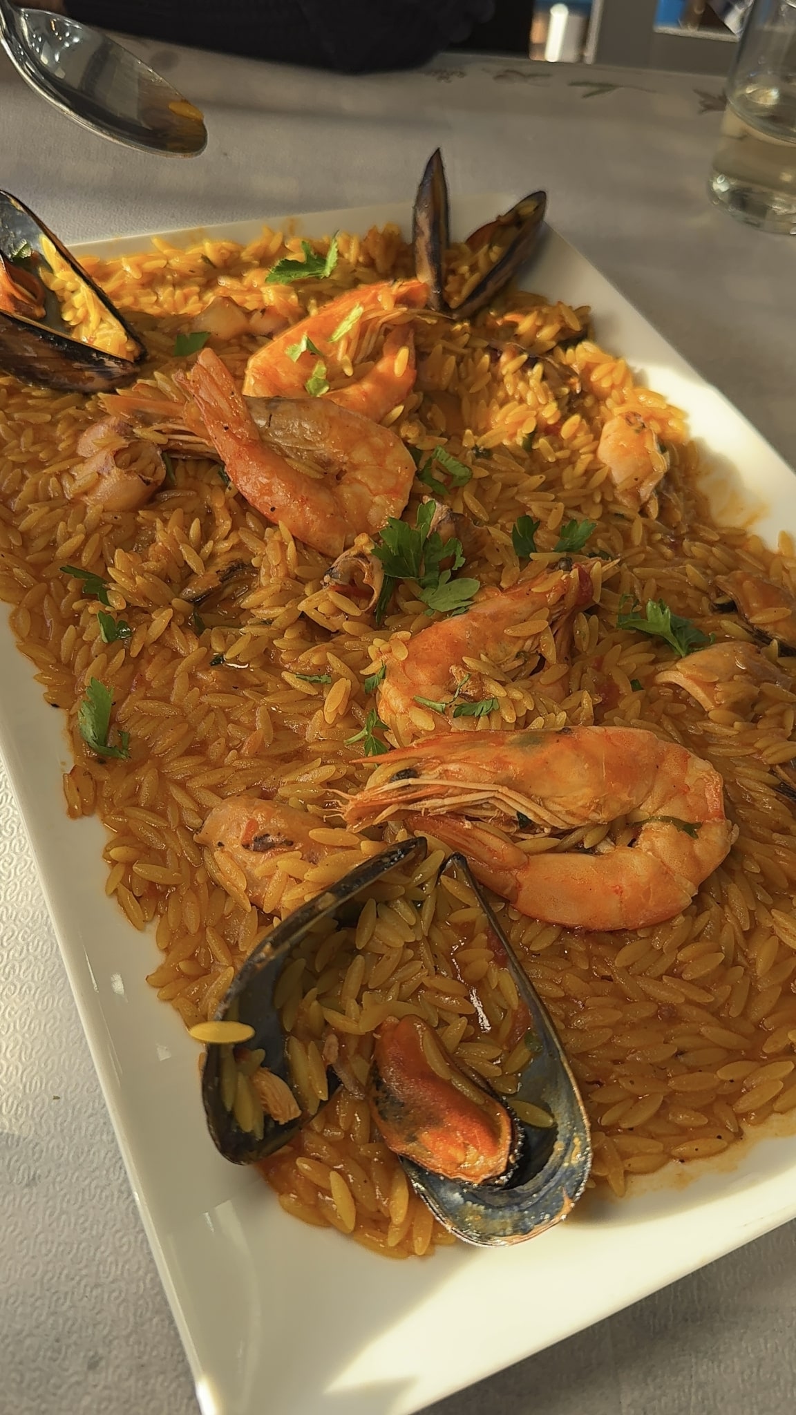 Κριθαρότο θαλασσινών με γαρίδες και μύδια στο Θαλασσοπόρος Άγιοι Ανάργυροι