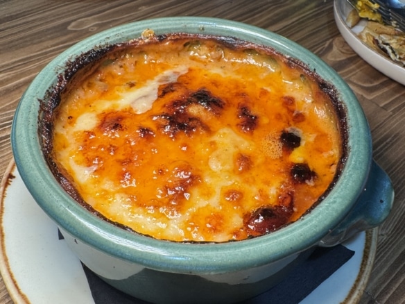 Παραδοσιακός μουσακάς σε πήλινο στο Μεζεδοπωλείο Αμάρανθος Αθήνα