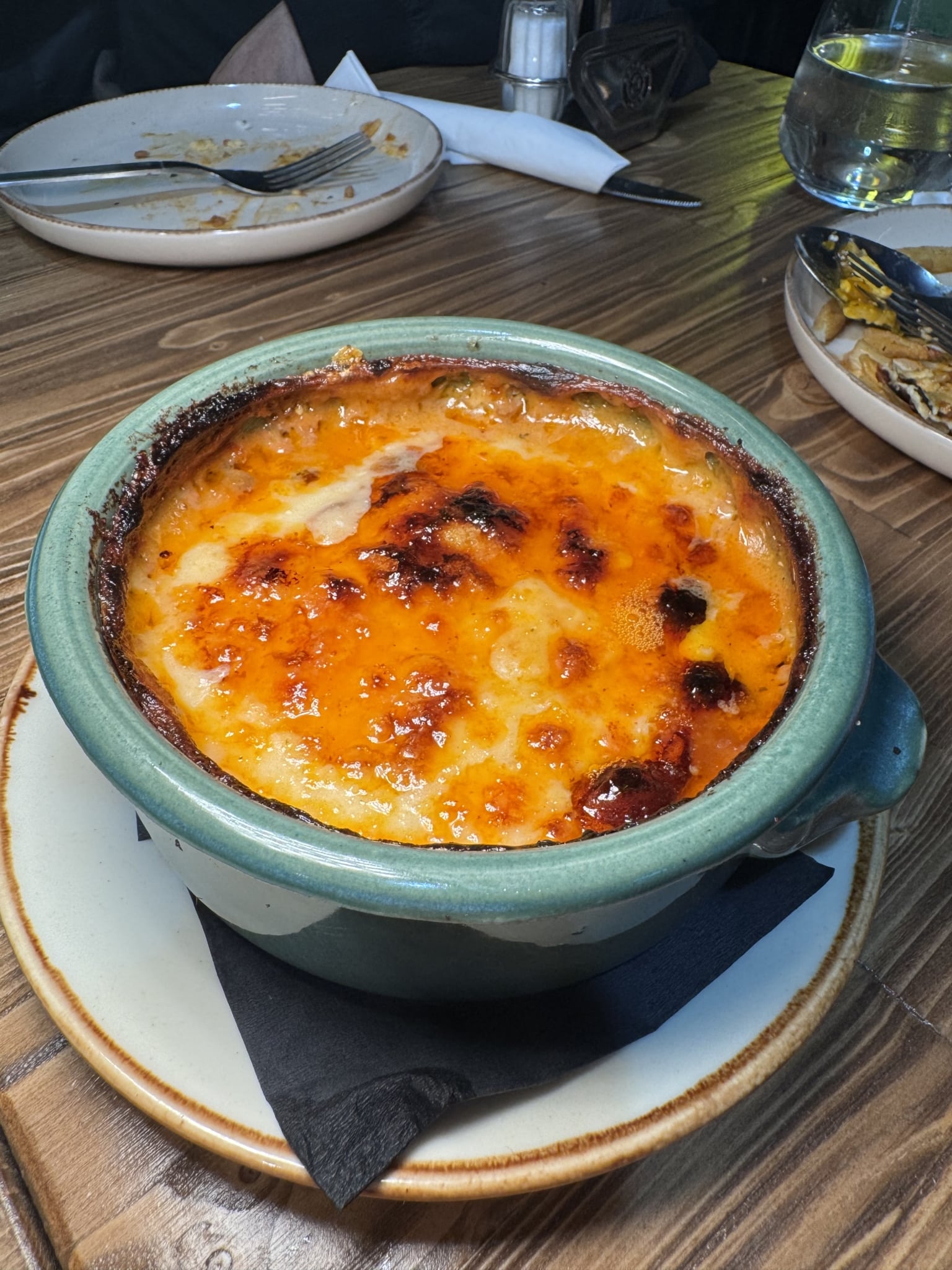 Παραδοσιακός μουσακάς σε πήλινο στο Μεζεδοπωλείο Αμάρανθος Αθήνα