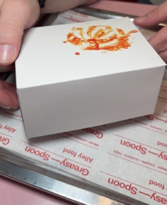 Η πρωτότυπη συσκευασία με σχέδιο λεκέ κέτσαπ στο Greasy Spoon Αθήνα