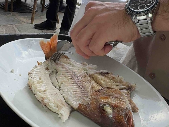 Φρέσκο ψάρι στη σχάρα στο Labros Restaurant στη Βουλιαγμένη