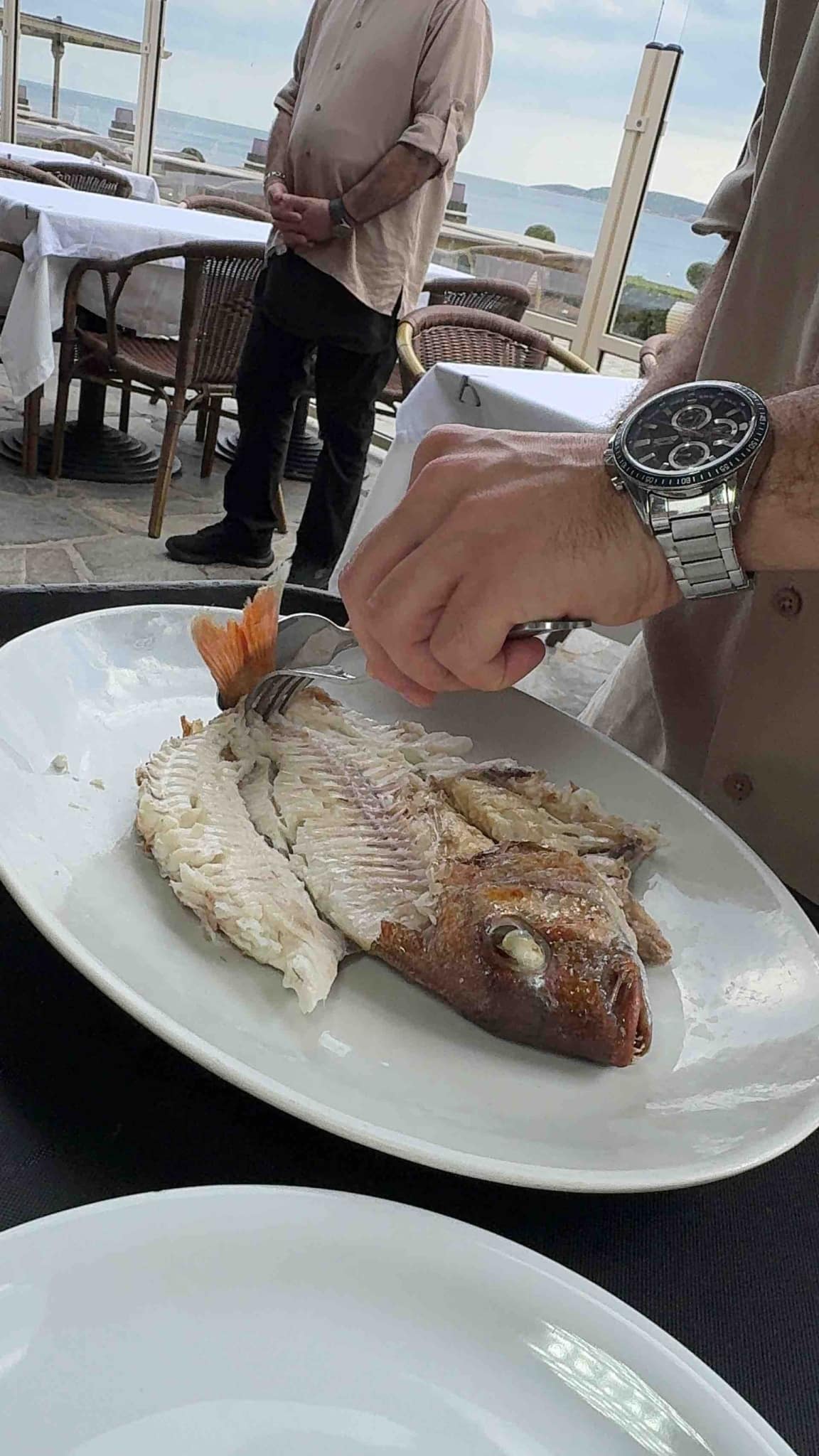 Φρέσκο ψάρι στο Labros Restaurant Φρέσκο ψάρι στη σχάρα στο Labros Restaurant στη Βουλιαγμένη