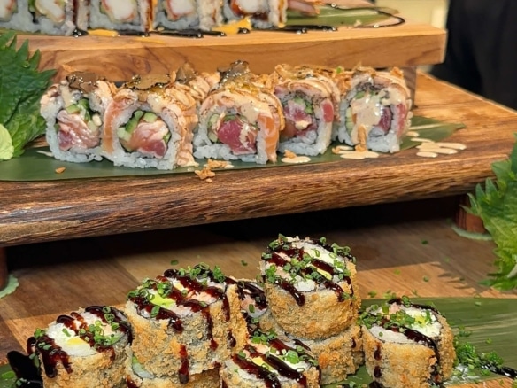 Μια πιατέλα με sushi rolls στο Kikko Sushi Φάληρο