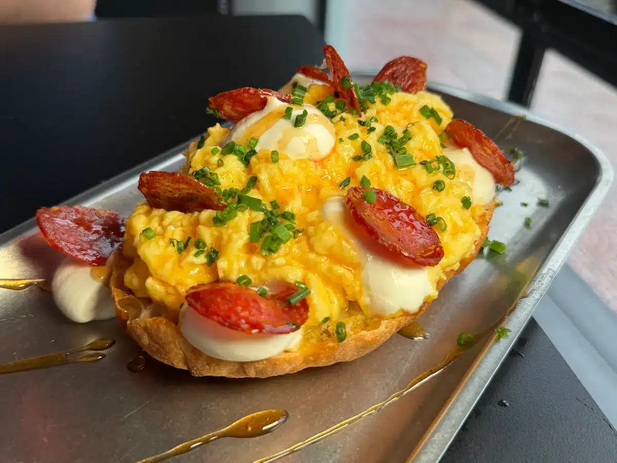 Scrambled Eggs Chorizo στο The Red Line Νέα Σμύρνη